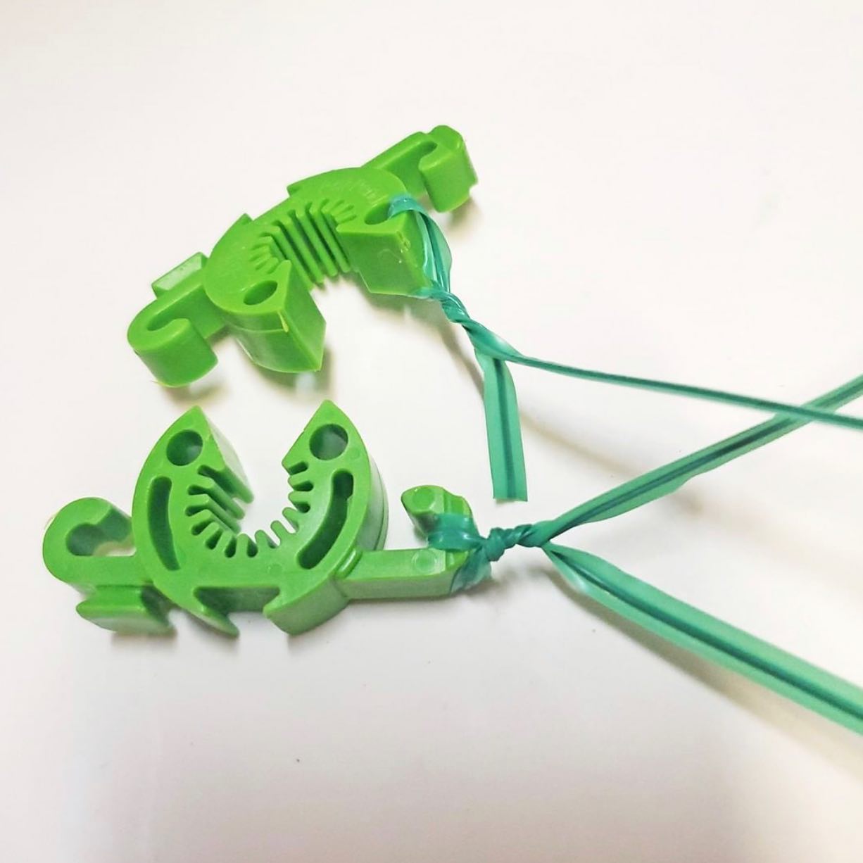100 C-BITE Garden Stake Clips - 50/50 Assortment Incognito &amp; Lime - Thriving Design